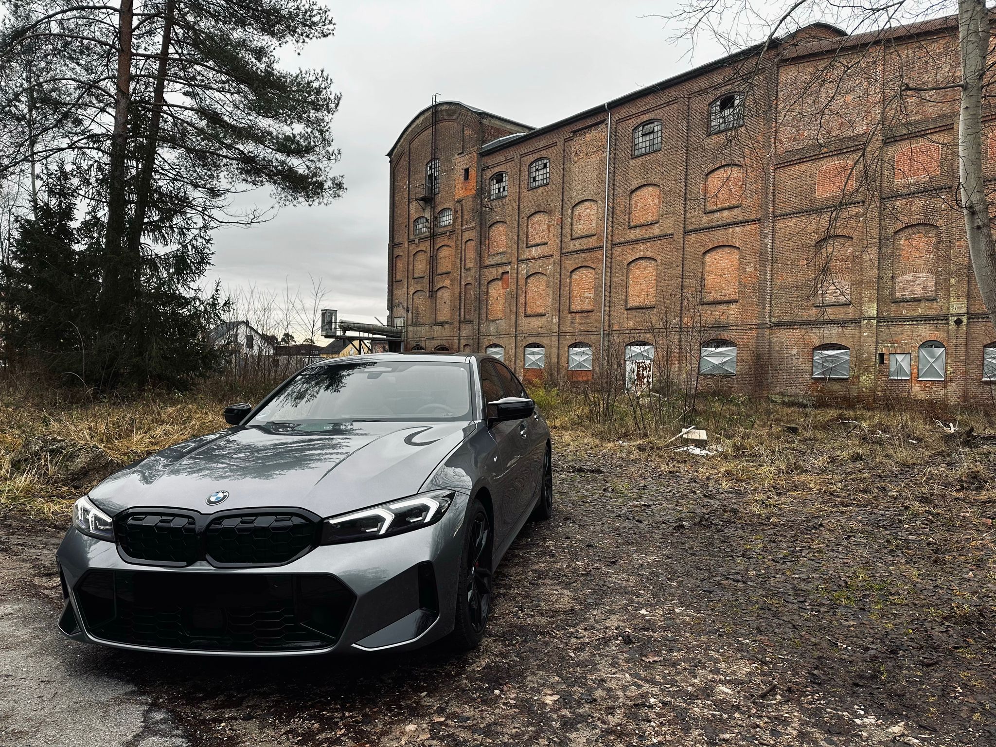 M340i in verlassenem Territorium