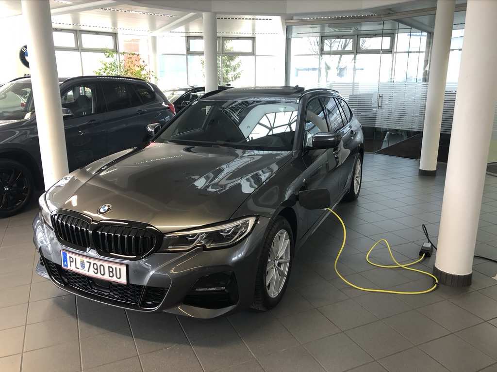 BMW 330XE Touring mineralgrau