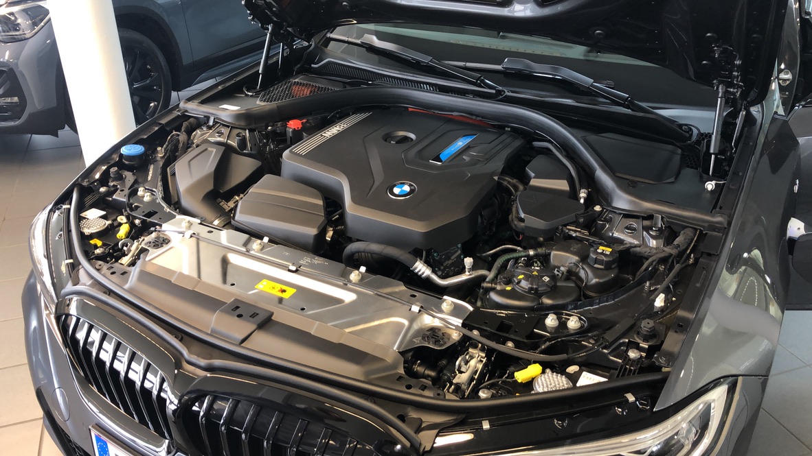 BMW 330xe touring mineralgrau metallic