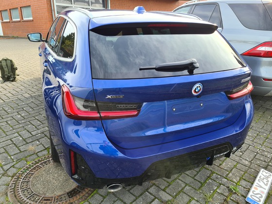 BMW G21 Touring mit M-Aerodynamikpaket in M  Portimao Blau