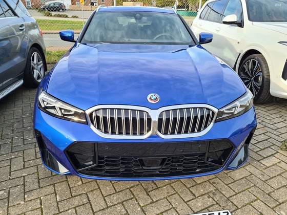 BMW G21 Touring mit M-Aerodynamikpaket in M  Portimao Blau