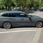 330d Luxury Line, Dravitgrau - Seitenansicht mit Sommerrädern